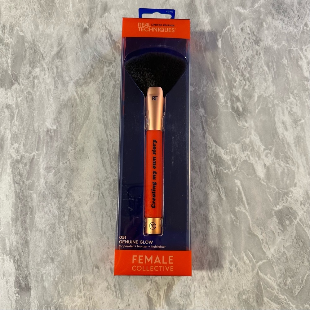 New‎ Real Techniques Genuine Glow Brush